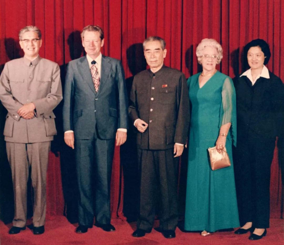 1976年,周总理火化前乔冠华痛哭不松手:我来做您儿子为您送行