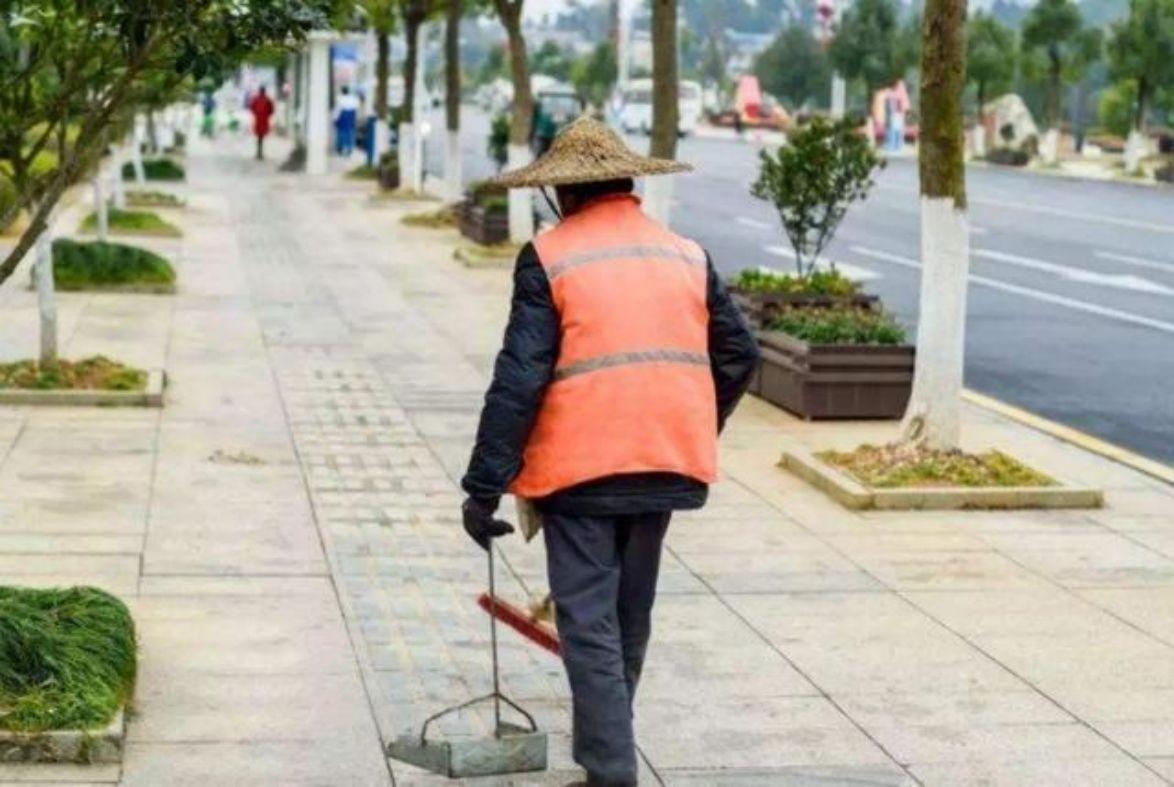 2012年湖南38岁女教师,倒追65岁环卫工,称自己嫁给了爱情