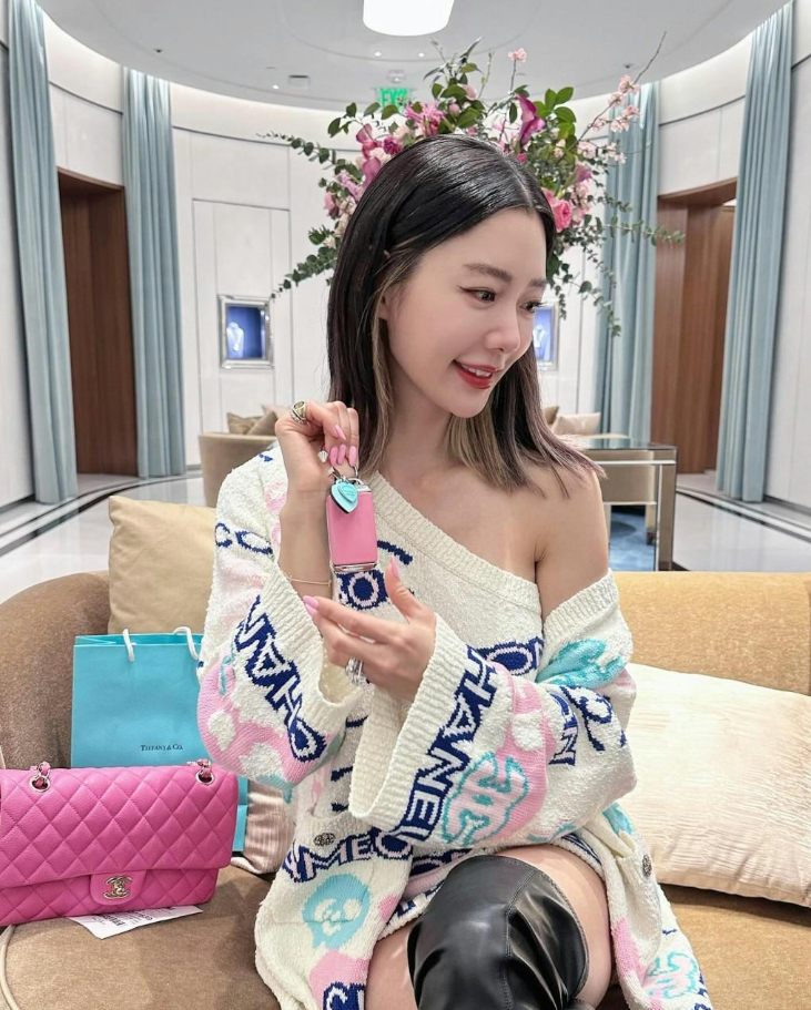 女星克拉拉获老公赠劳斯莱斯,粉红车厢极梦幻,住半亿豪宅当阔太