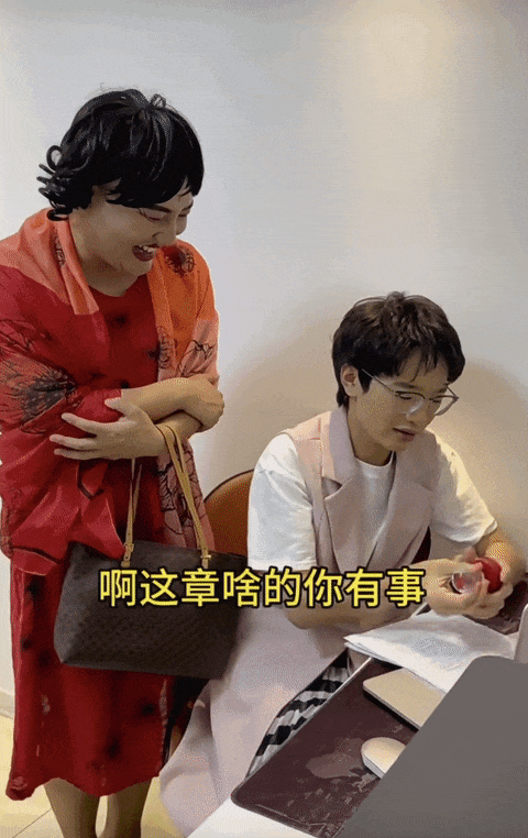 医院里,一边是托人帮忙盖章的,一边是想把流感的儿子安排进早就没床位