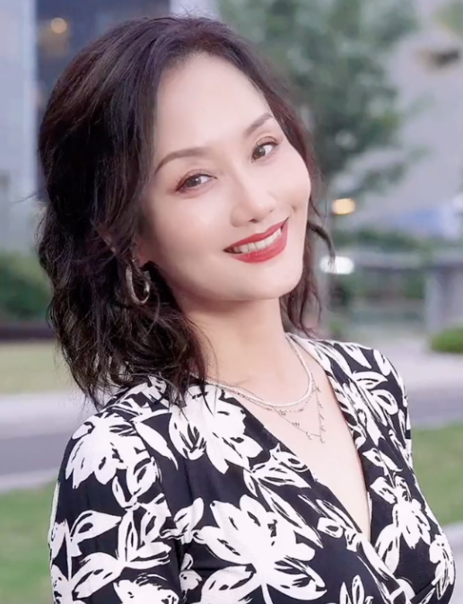 招兵军官(胡荣华饰)他身材健硕,浓眉大眼,留着小胡子,开口却是女子的