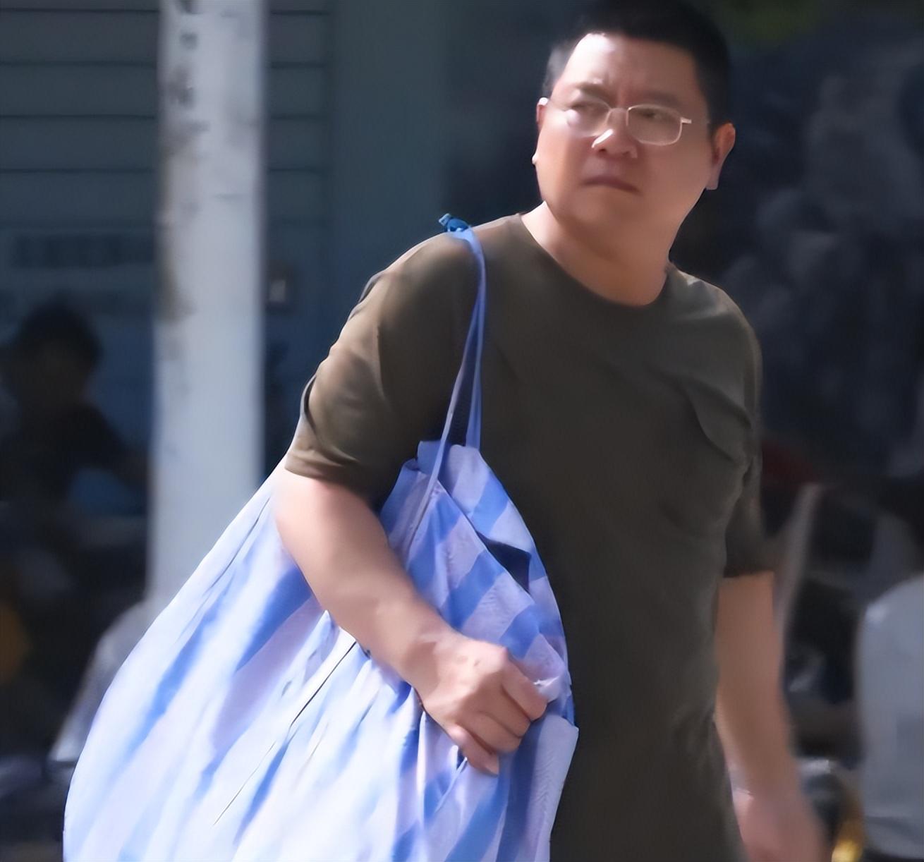 原有在到旅馆时,本就奔波了一天的王均金非常疲倦,可由于太过兴奋,他