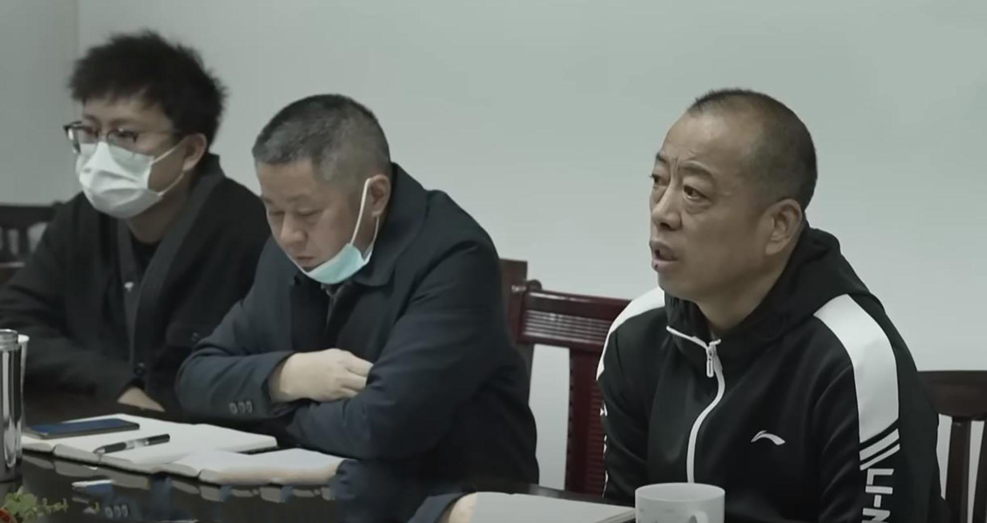 胡义云听完司法所工作人员的分析和子女的表态,他逐渐放下了请保姆的