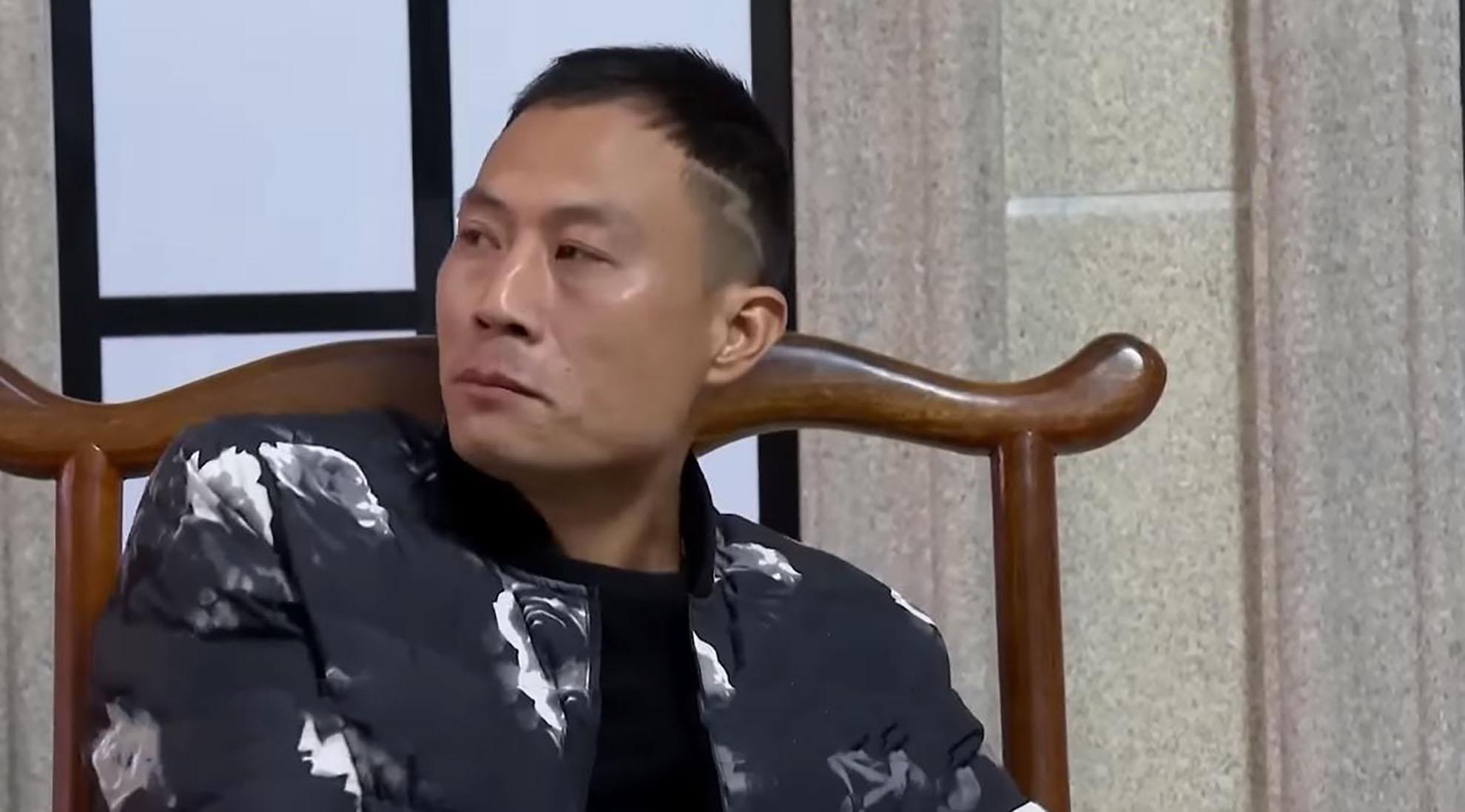 对于陈虹的质问,许磊显得有点慌张,他含糊其辞,说什么避孕套是朋友放