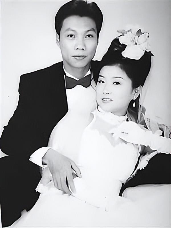 文裕章跟爱妻胡菁结婚已经十年了,两人婚后一直过得很幸福,还拥有了一