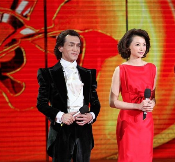 2013年李咏离开央视,之后并没有放下手中的事业,而是参加各地方台的