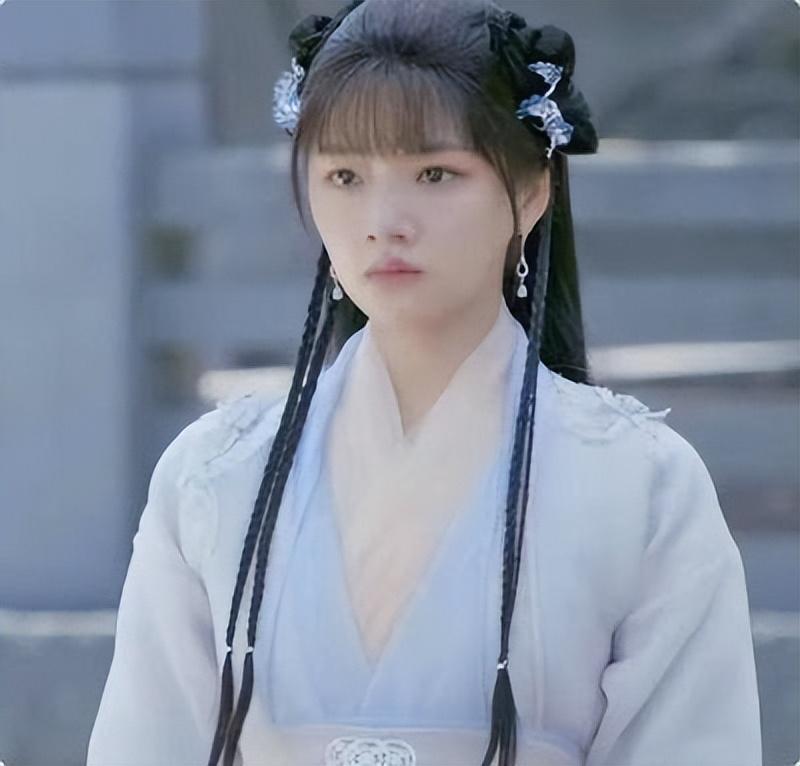 还有火出圈的角色,《悲伤逆流成河》中的易遥,《孤城闭》中的赵徽柔.