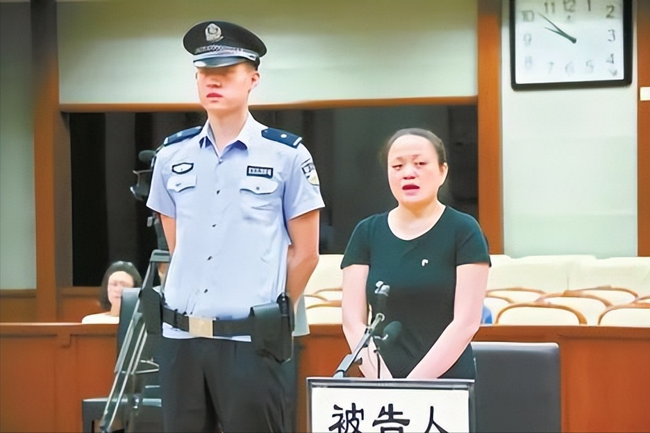 阵阵的尸臭让杨坤担心被邻居太早察觉,她开始在家里泼洒洗衣液和