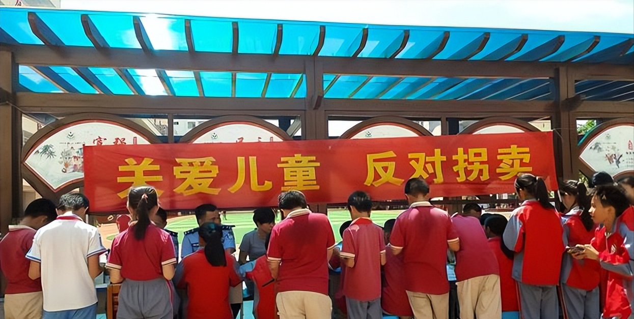 03年广西长途大巴上,人贩子将28名婴儿喂药后装蛇皮袋,下场如何