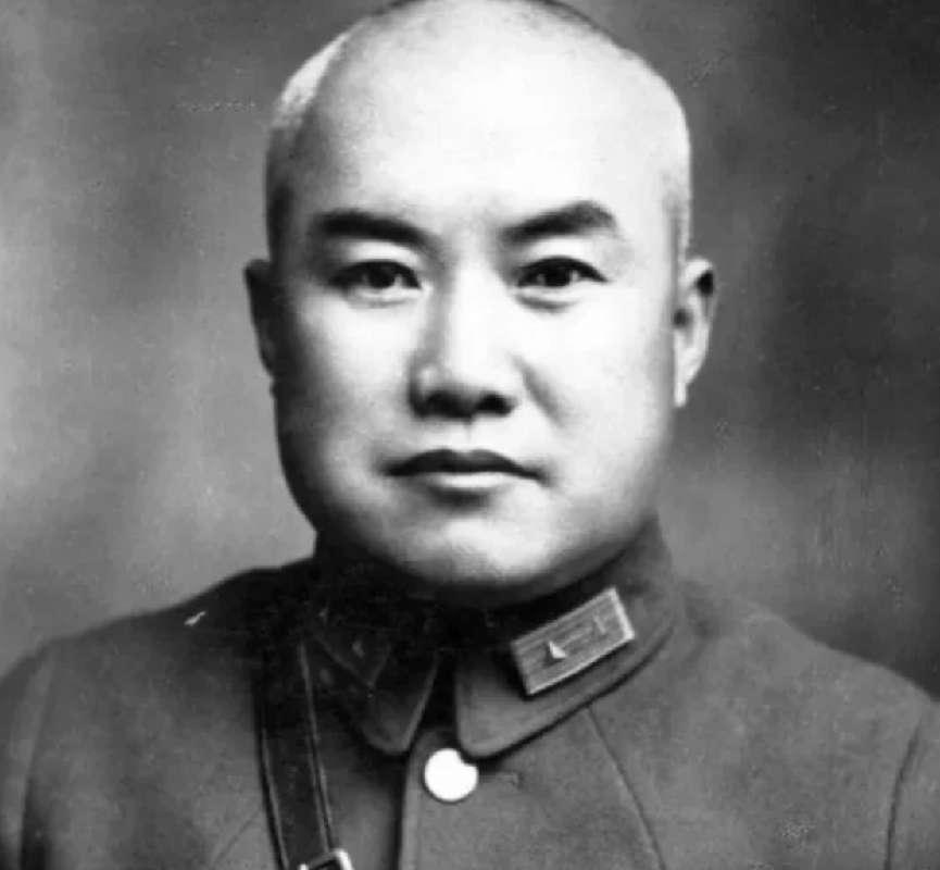 1948年军长下令处决副军长,副官:副军长现在天天带枪,无法下手