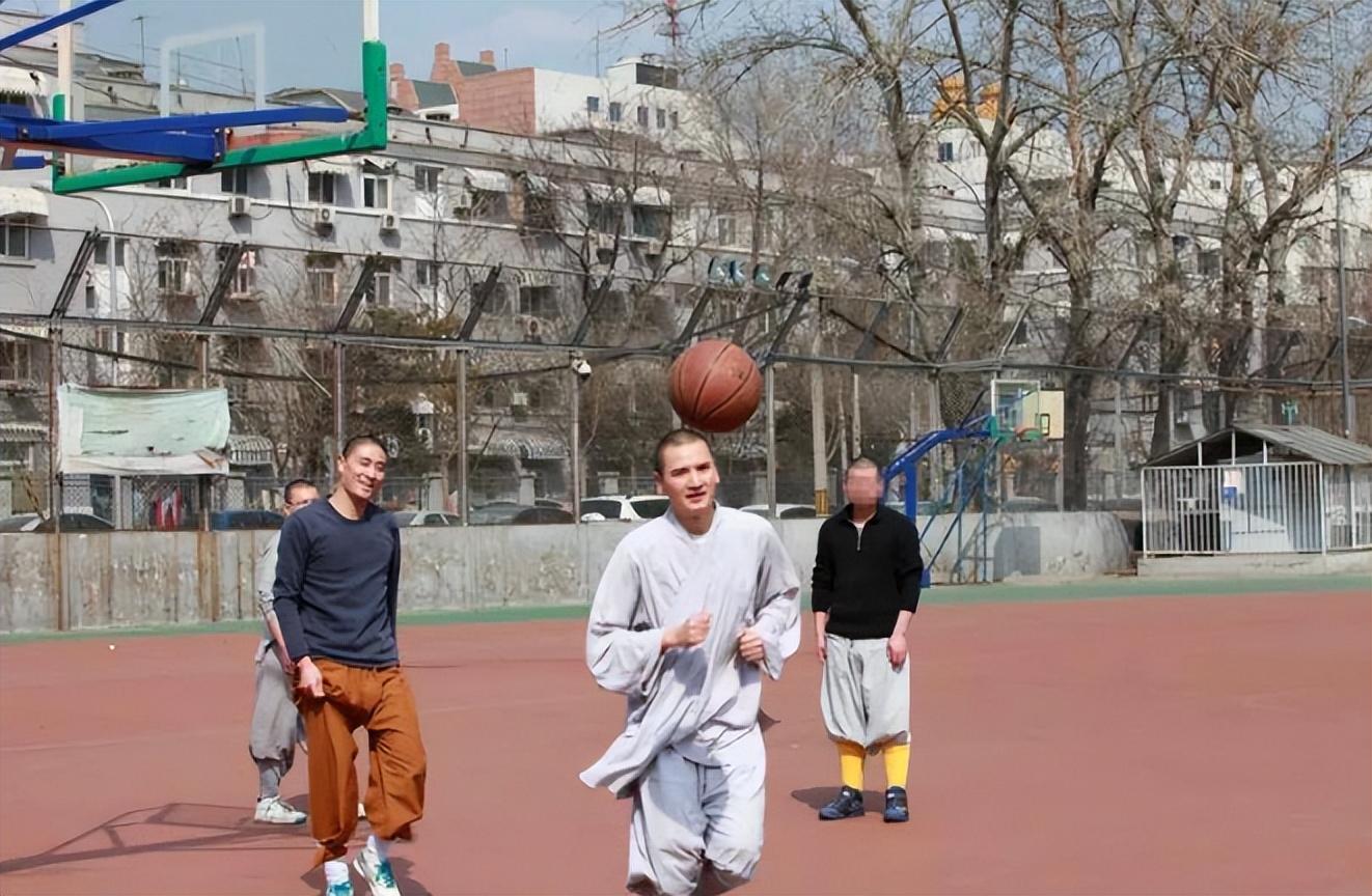 2009年12月,一位名号为"释明心"的和尚因为高颜值