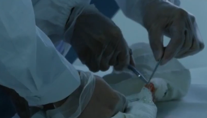 12年贵州女主持闹市被捅6刀死亡,凶手潜逃四年,只因撩头发暴露