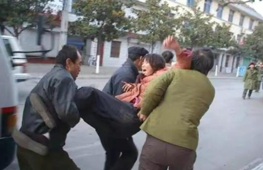 1995年四川女大学生被拐卖,给老汉当老婆,17年后获救已变疯