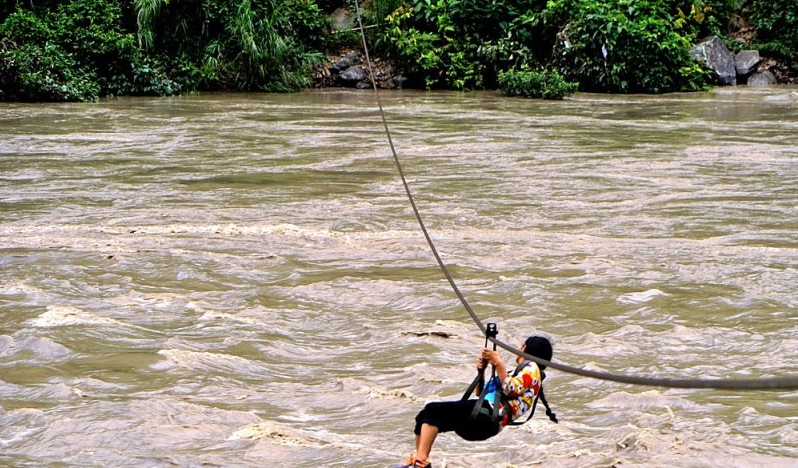 回顾"溜索女孩":独自飞渡怒江的她,多年后的选择让人意外