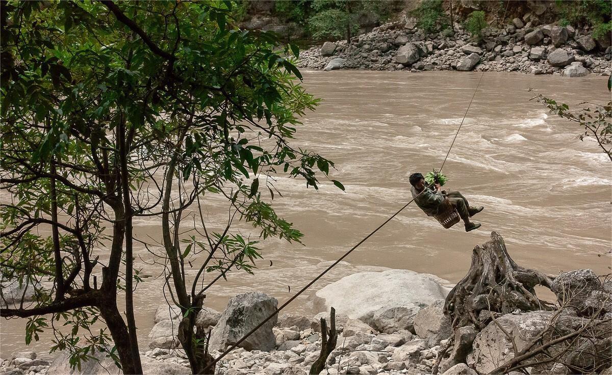 回顾"溜索女孩":独自飞渡怒江的她,多年后的选择让人意外