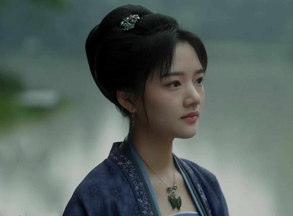 还有火出圈的角色,《悲伤逆流成河》中的易遥,《孤城闭》中的赵徽柔.