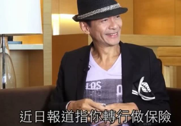 此后几乎每晚江华都会在直播间出现,唱歌,聊天,讲述以前的事,回答影迷