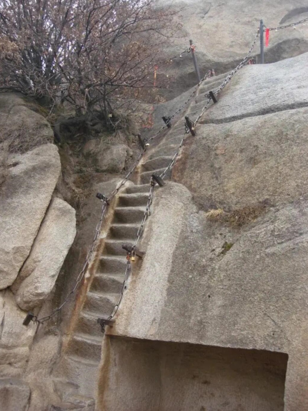 华山,这座以险峻著称的山峰,每一步都充满了挑战与刺激!