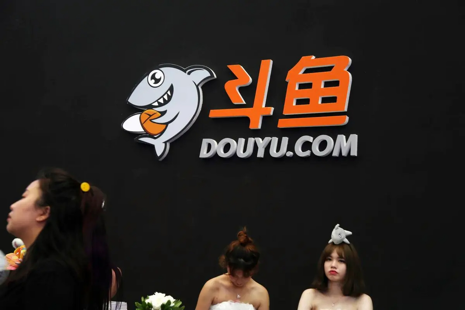 【大批斗鱼头部主播停播,市值已蒸发超过90%】这一变化源于斗鱼创始人