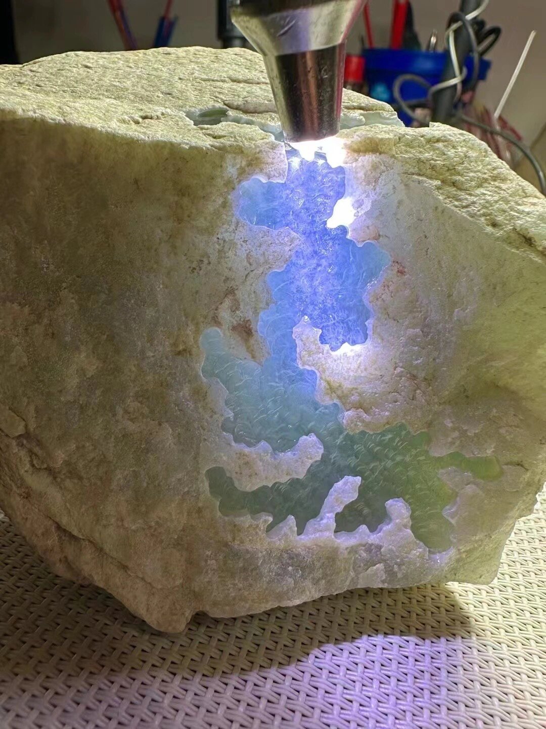 这种彩豆种翡翠原石出自黄沙皮,所谓豆种