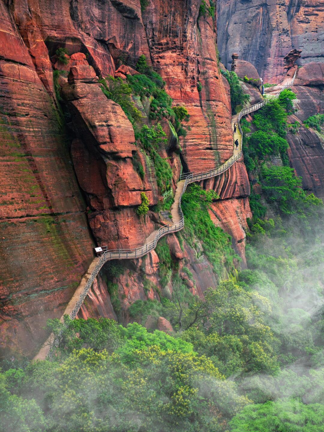 龟峰,这座山峰因外形酷似一只巨型龟而得名,简直