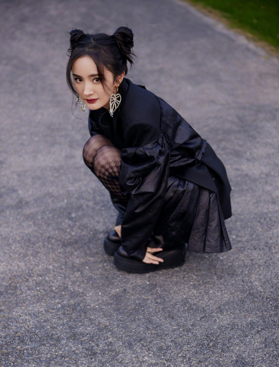 杨幂鬼马精灵双丸子头可爱满分,黑皮裙配黑丝袜变身甜酷女孩