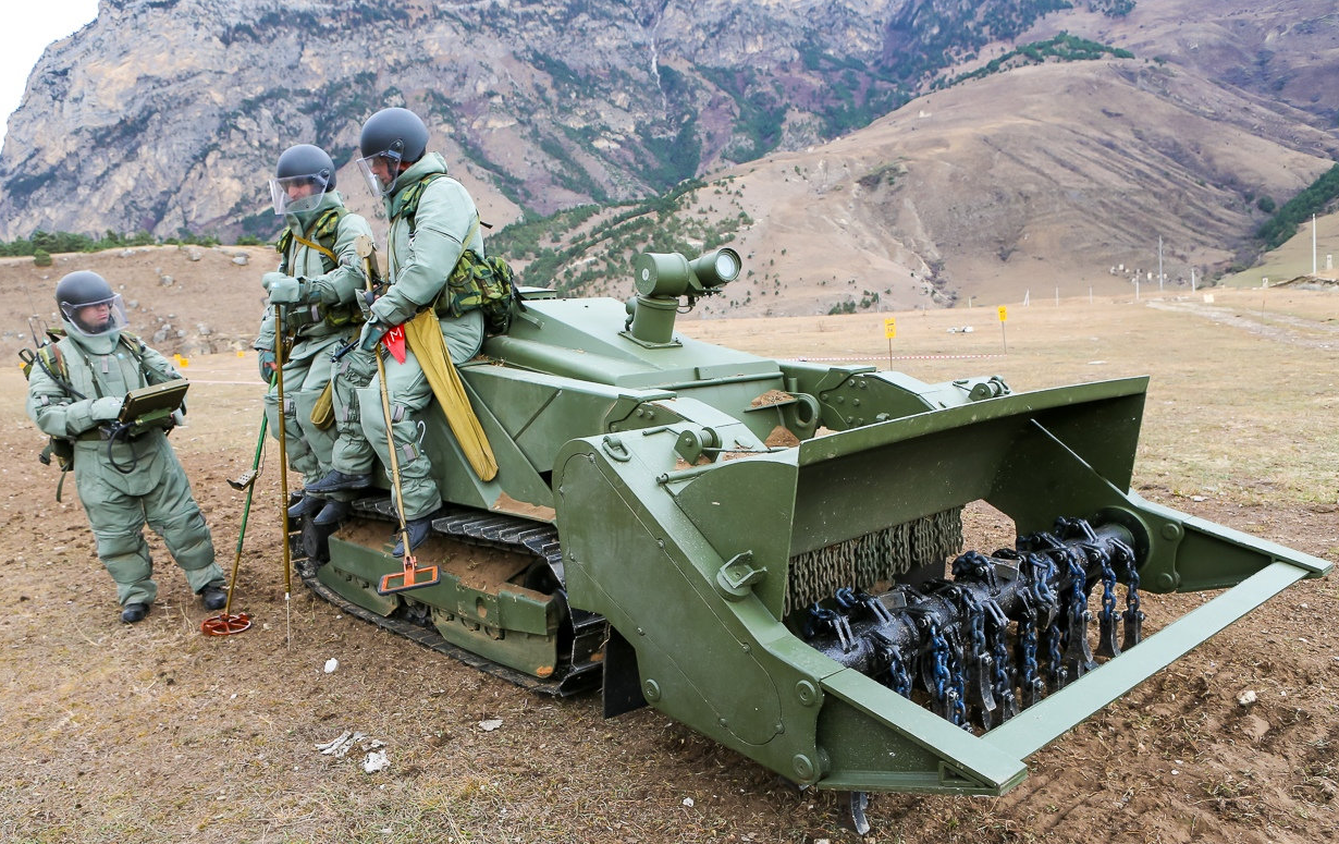 传统的扫雷一般使用金属探测器和探地针来定位地雷,一旦探测到地