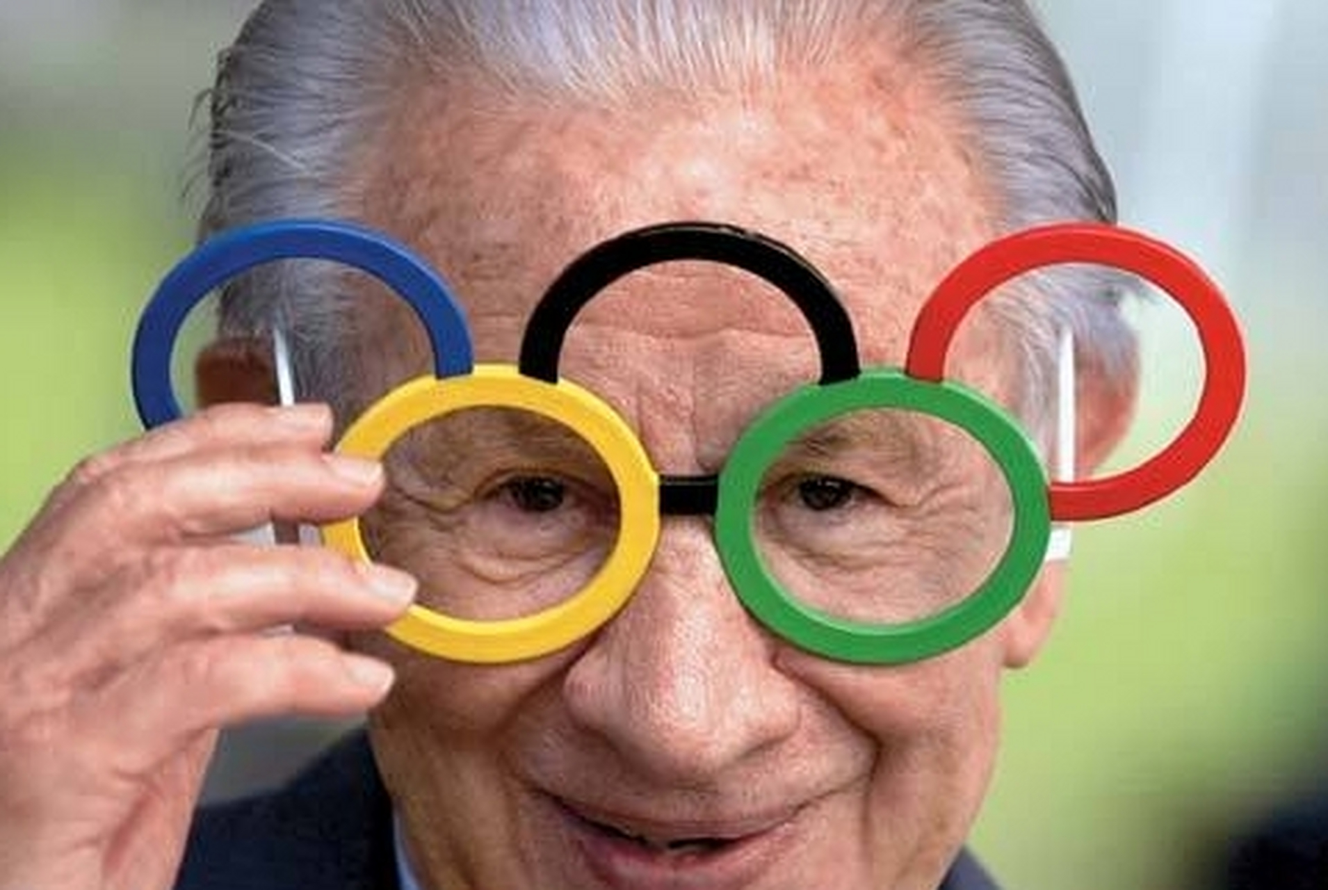 在1984年洛杉矶奥运会上,他亲手给许海峰颁发了