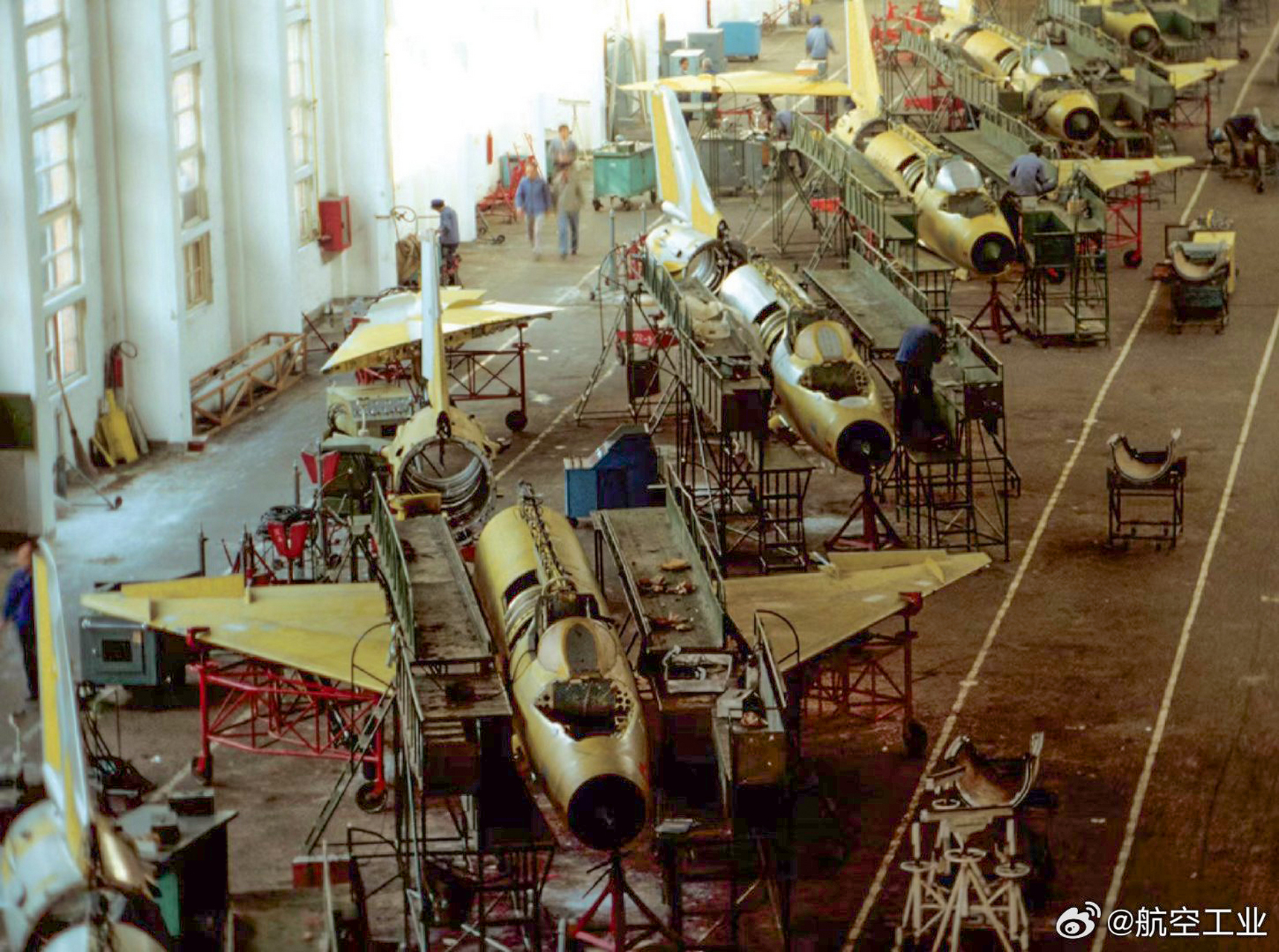 上世纪80年代,成飞歼-7p战斗机的生产线,沈飞歼-8ii战斗机.