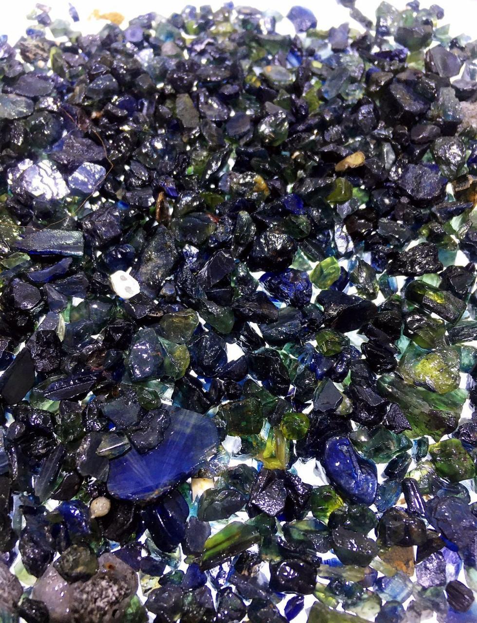 货车司机陈师傅跑长途时,在昌乐县捡到一颗不起眼的蓝石头,专家鉴定:"