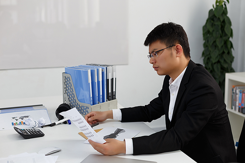 在这个繁忙的办公室里,气氛显得有些压抑.