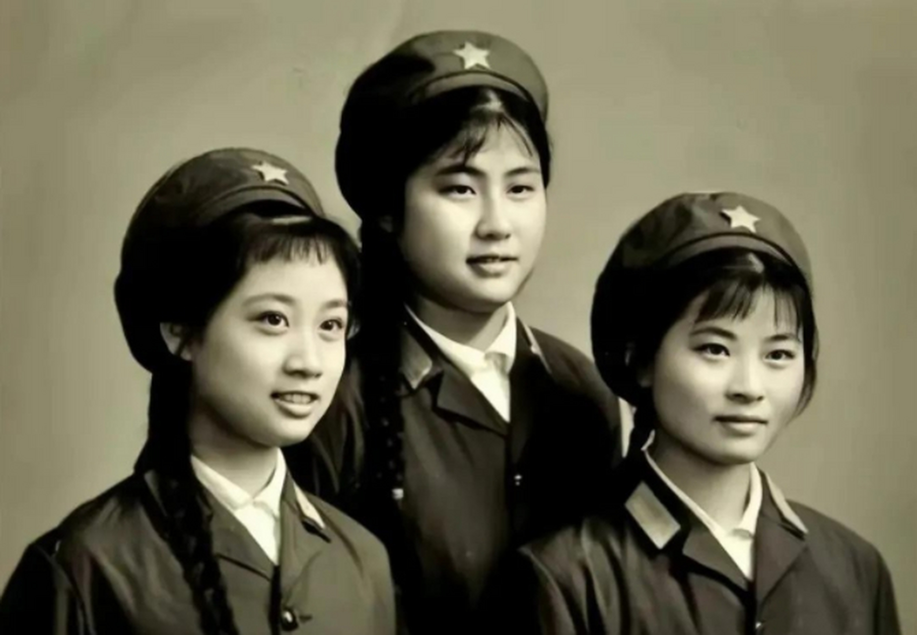 年代,三位英姿飒爽的女军人靓丽合影,照片中她们穿着笔挺的六五式军装