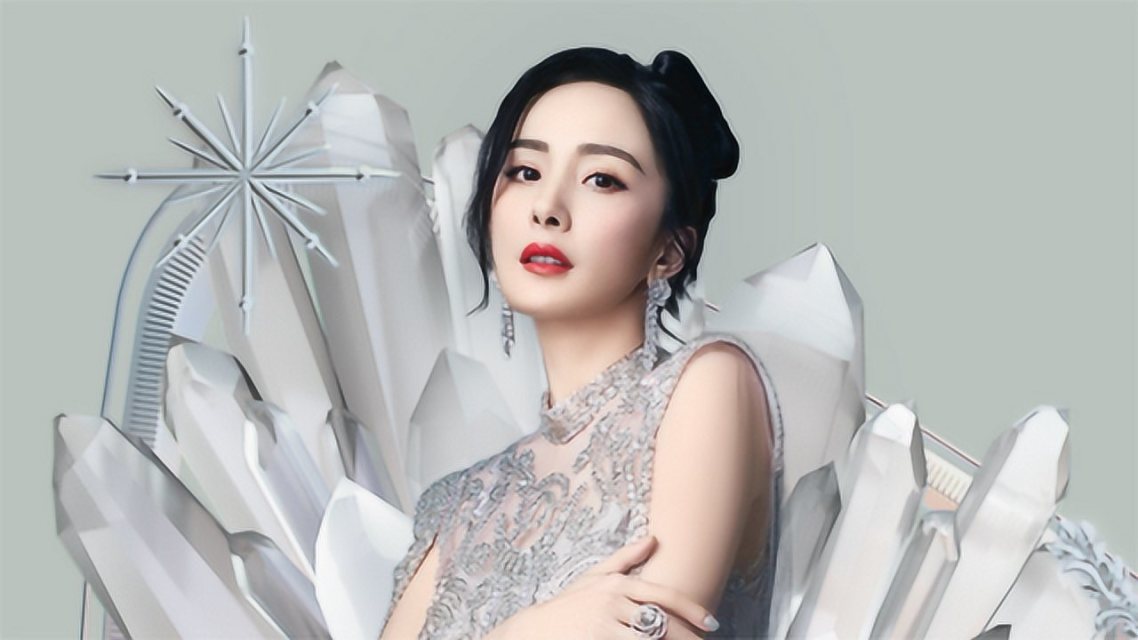 杨幂新剧《哈尔滨1944》剧组聚餐曝光,杨幂素颜亮相引关注