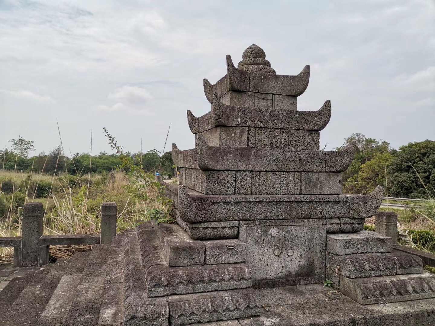 印度现存最著名的佛塔为"八大灵