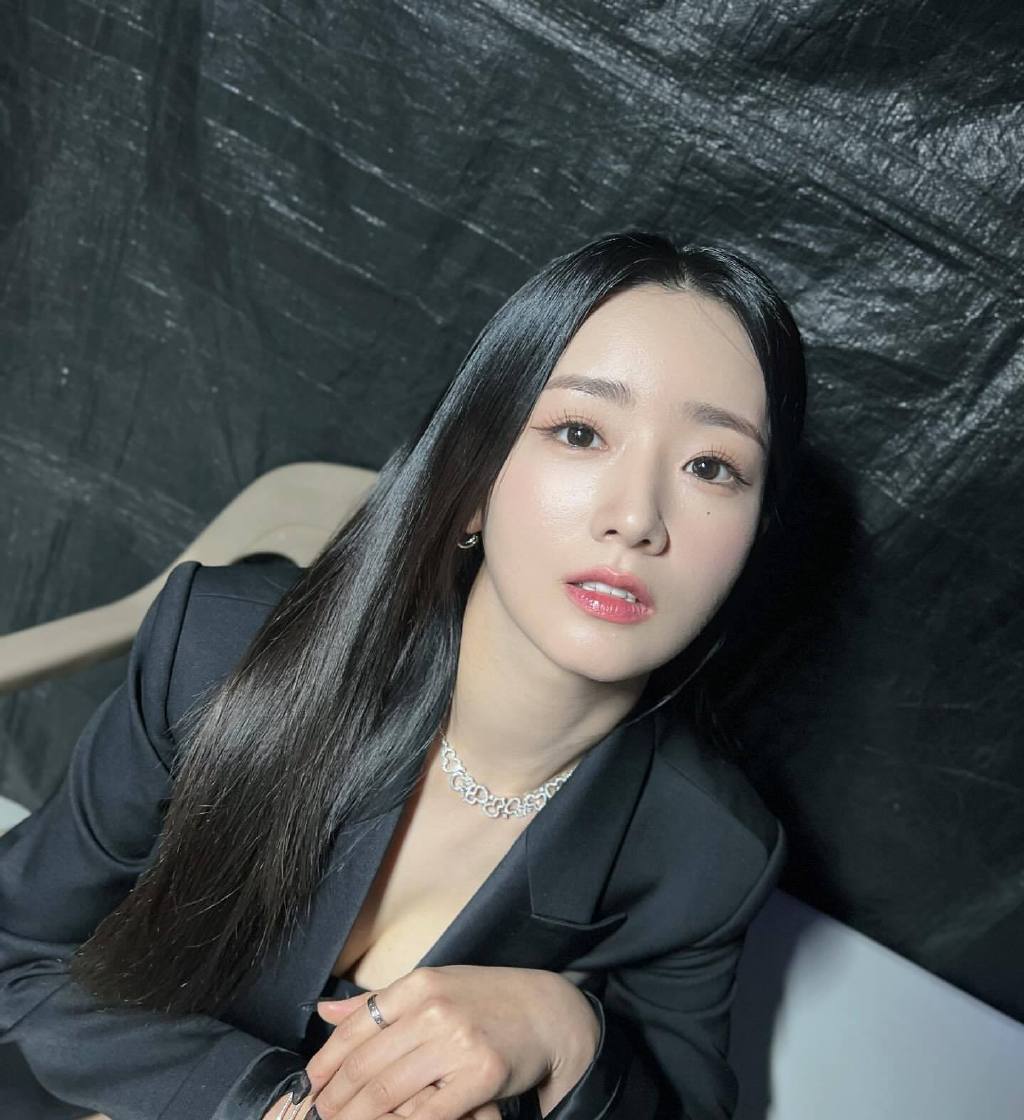 d社曝apink尹普美和黑眼必胜rado恋情,尹普美发手写信,承认恋情