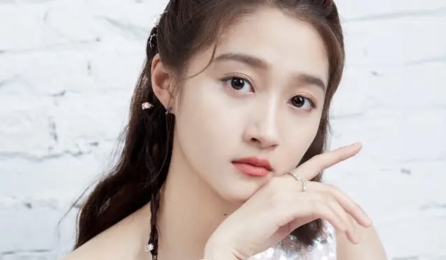 难怪鹿晗倾心  娱乐圈中,童星出道的演员层出不穷,如张一山,杨紫,吴磊