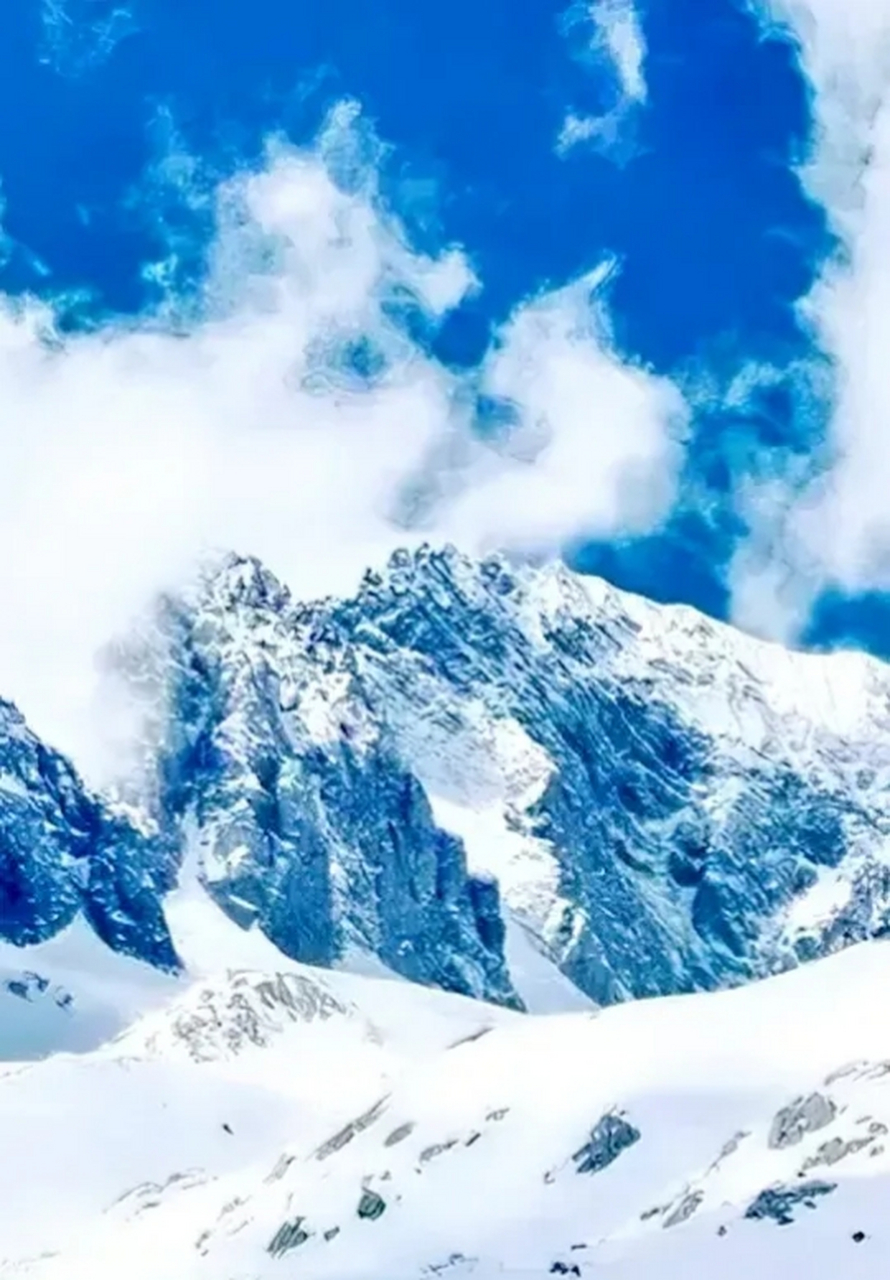 云南省最美的十二大名山: 第一,丽江市:玉龙雪山 第二,大理市:苍山 第