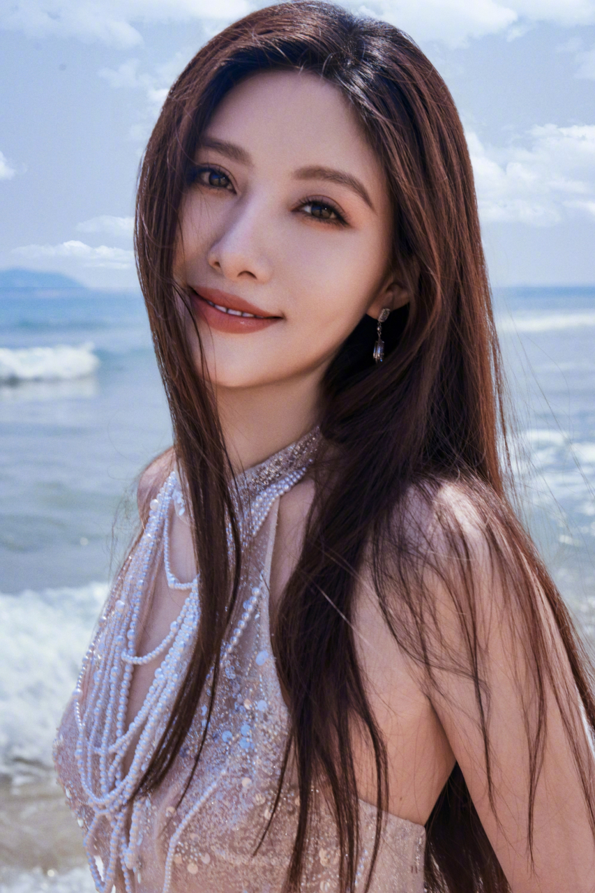 吴优外景写真惊艳亮相,精致耳饰点缀,银色礼服穿搭更显优雅大方