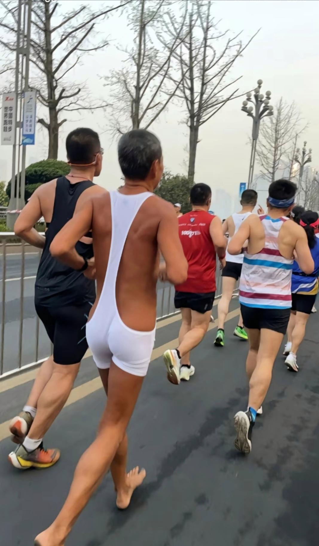 最近被这个重庆大爷刷屏了,这性感的小腰,紧致的皮肤