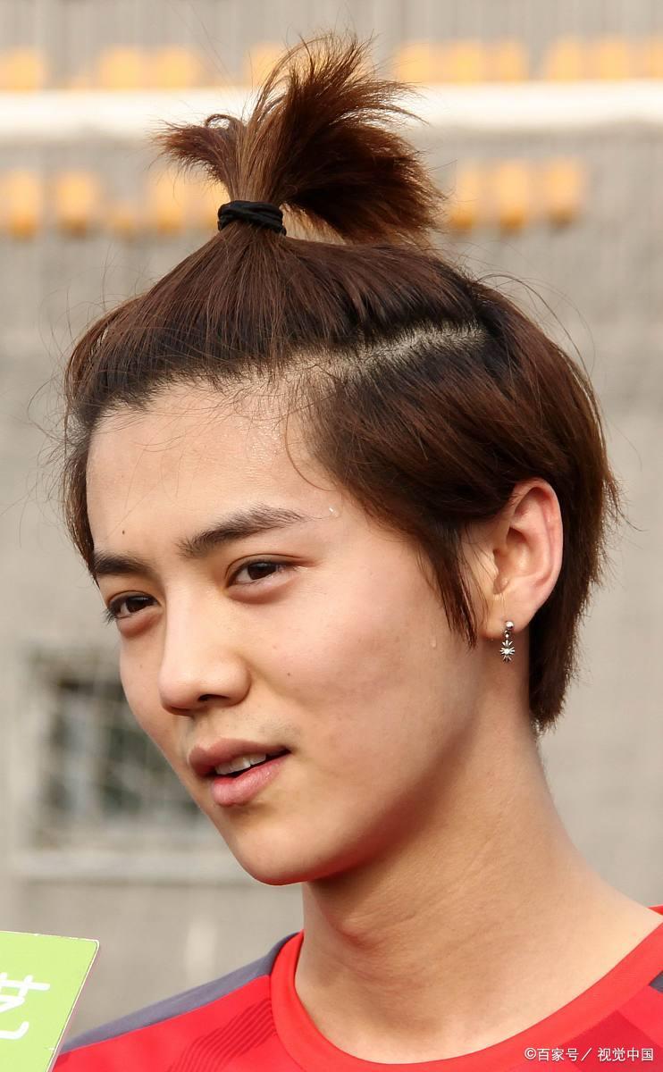 34岁鹿晗近距离怼脸,脸上几乎看不出什么瑕疵,五官近乎完美,笑起来帅