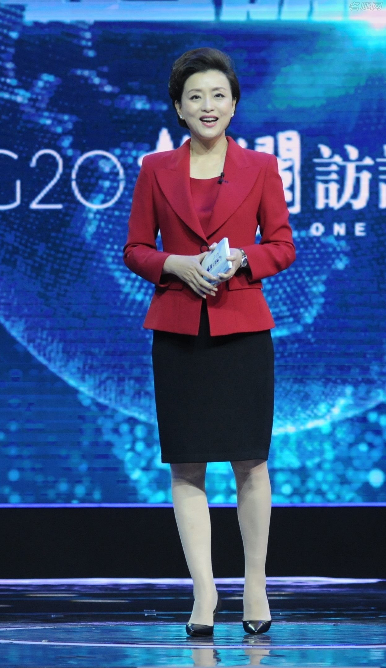 杨澜这次穿上红色西装腿裹肉丝录制《g20杨澜访谈录》