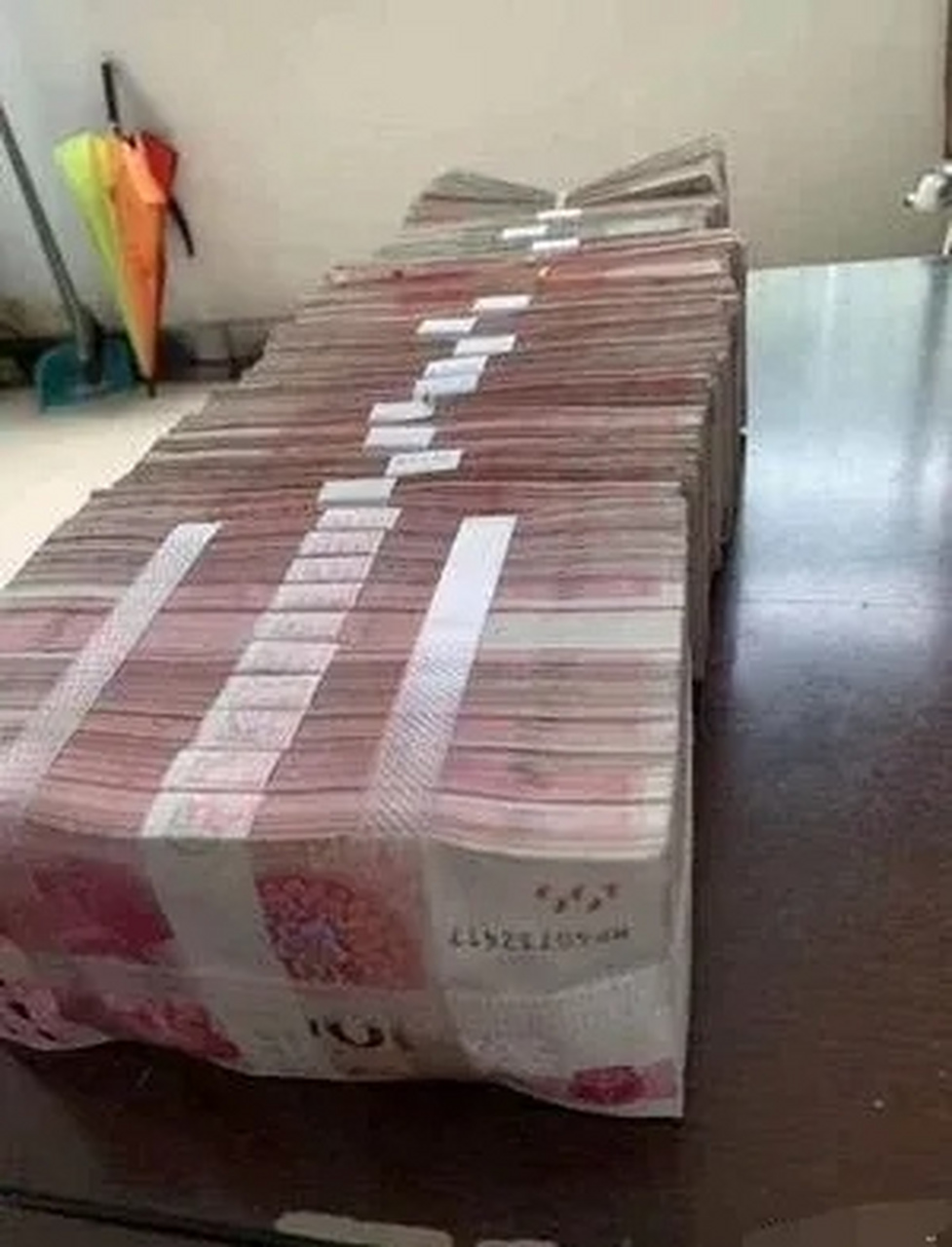 "老公一进屋,看到桌子上放的现金就问到.