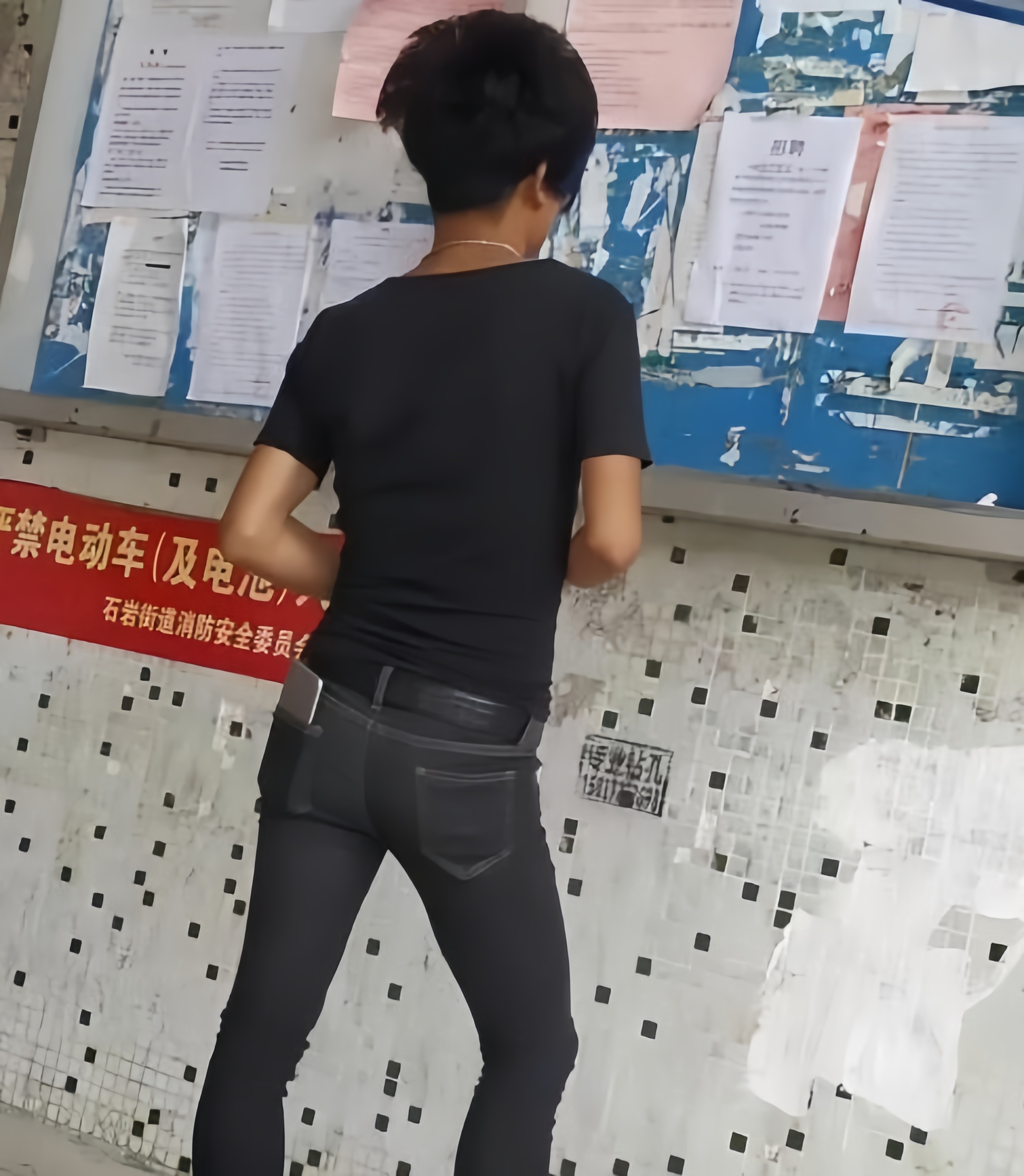 脖带金项链,腿穿紧身裤,脚踏剪刀鞋,南方叫精神小伙,北方叫街溜子