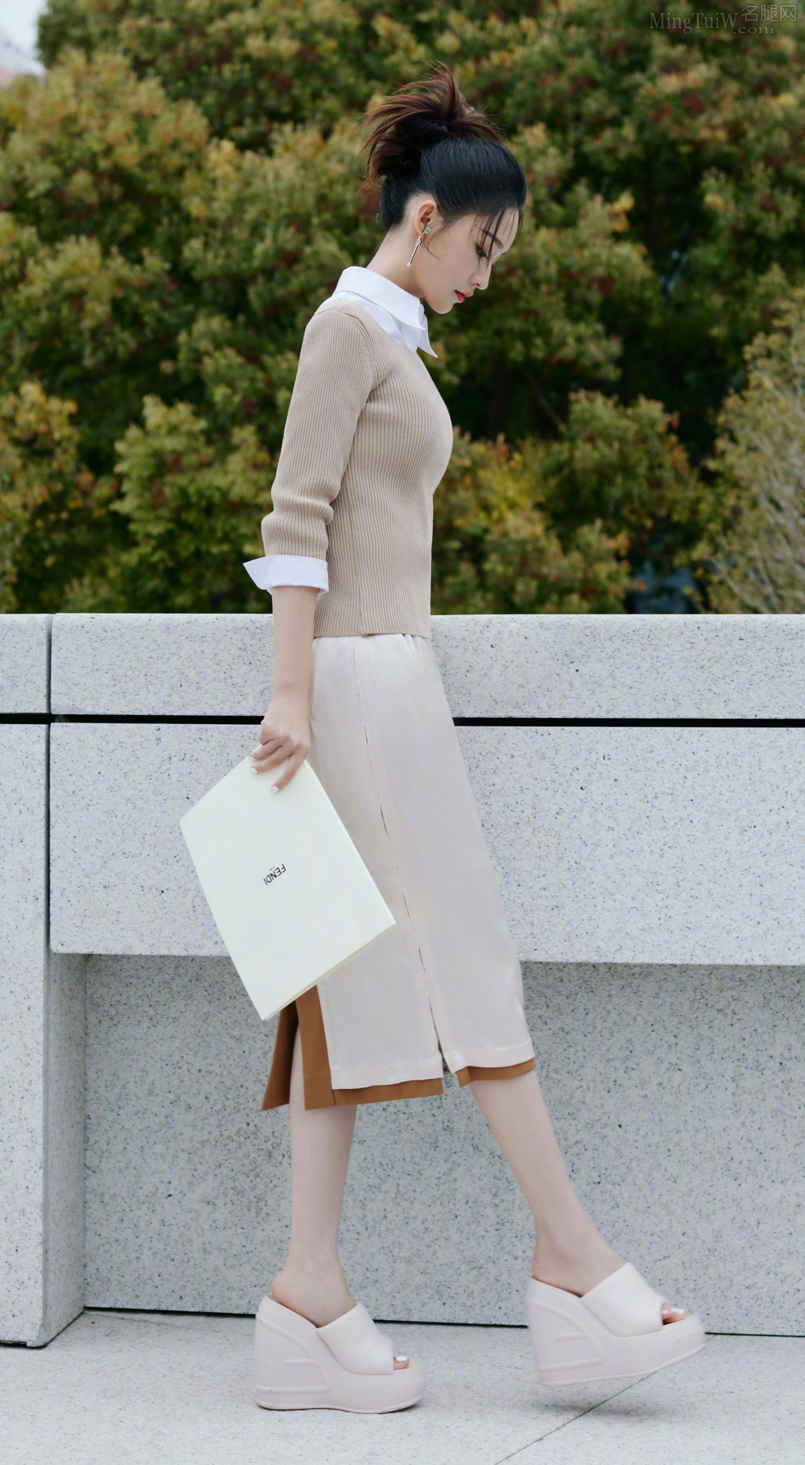 李沁雪白的玉腿美足穿坡跟凉鞋