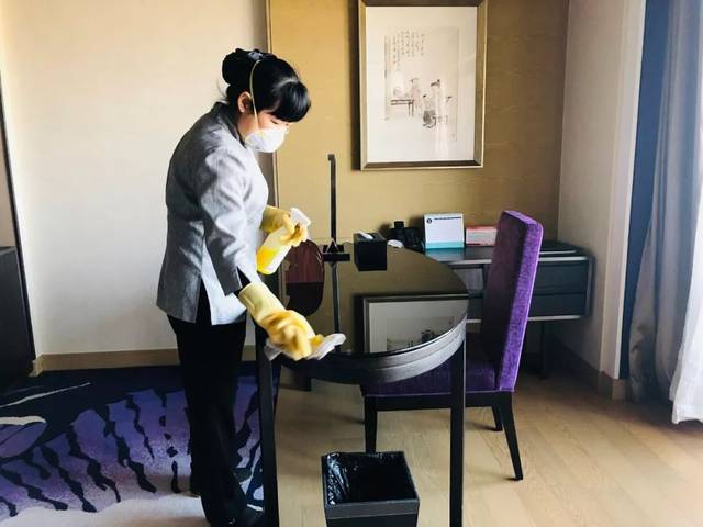 酒店自己的物品没保存好被保洁人员清扫掉,谁之过