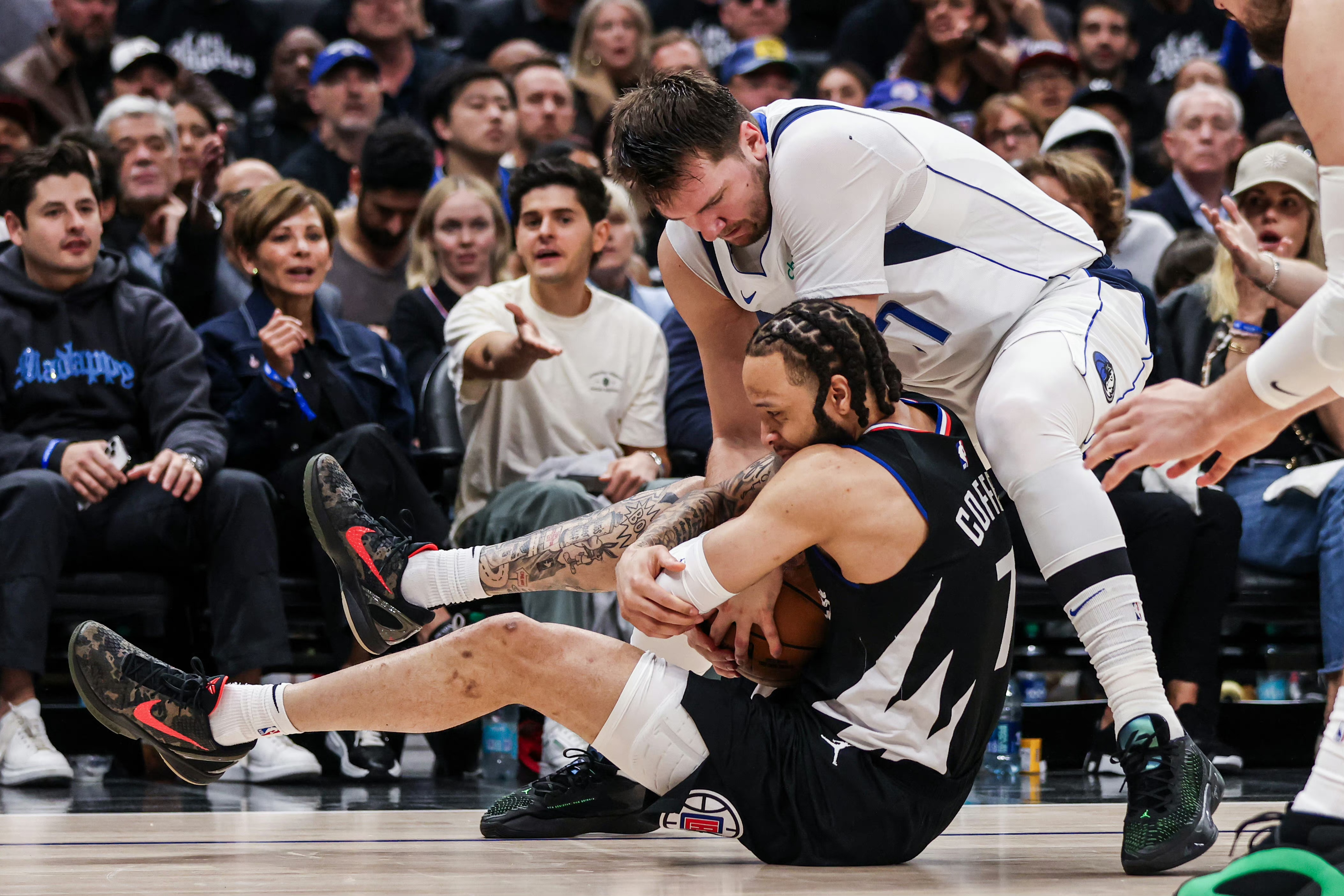 完美体育直播机构-球员们全力以赴！比赛中的惊险一幕(中职篮全力以赴官网)  第2张