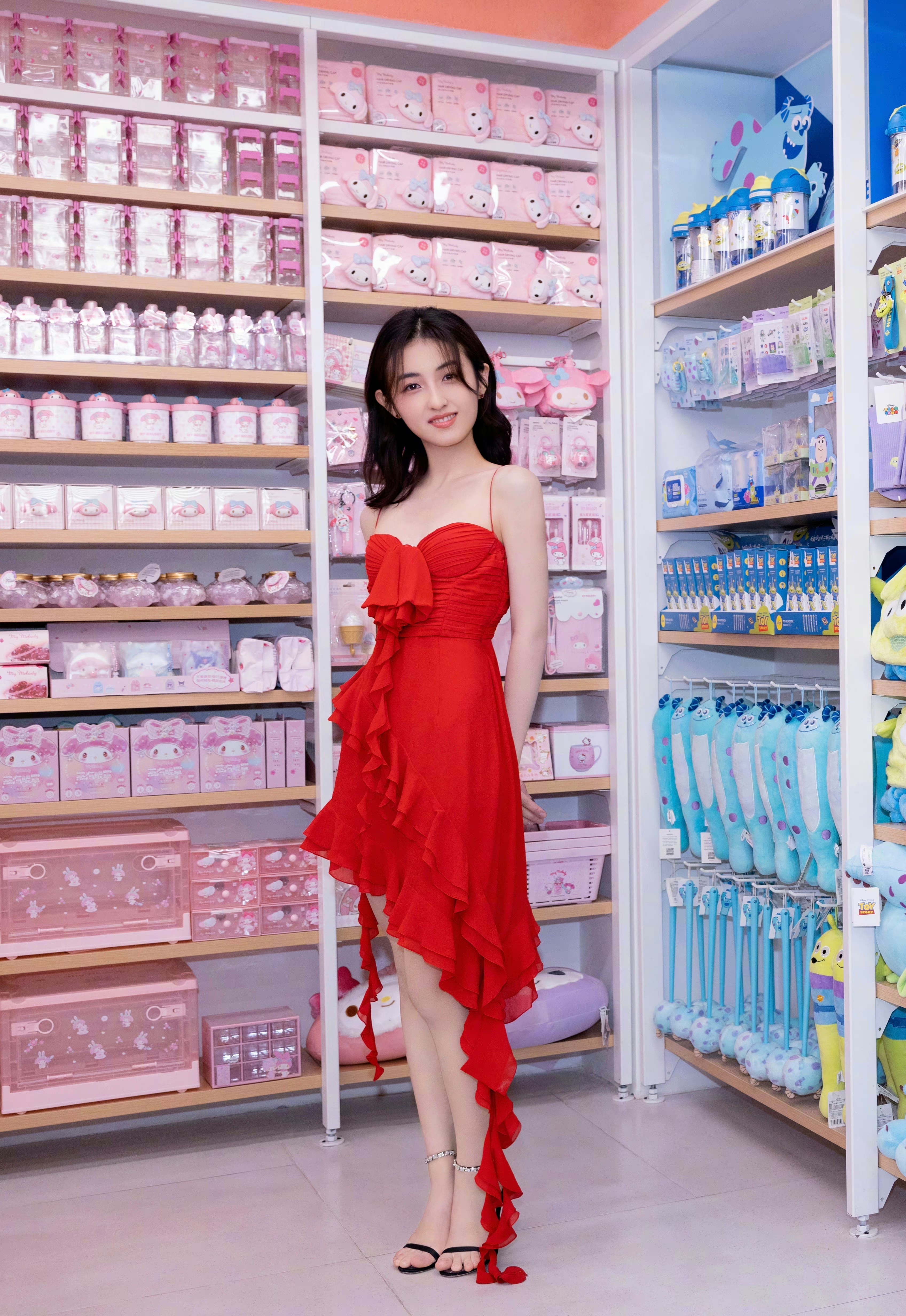 张子枫,红色吊带裙,有些小性感呢