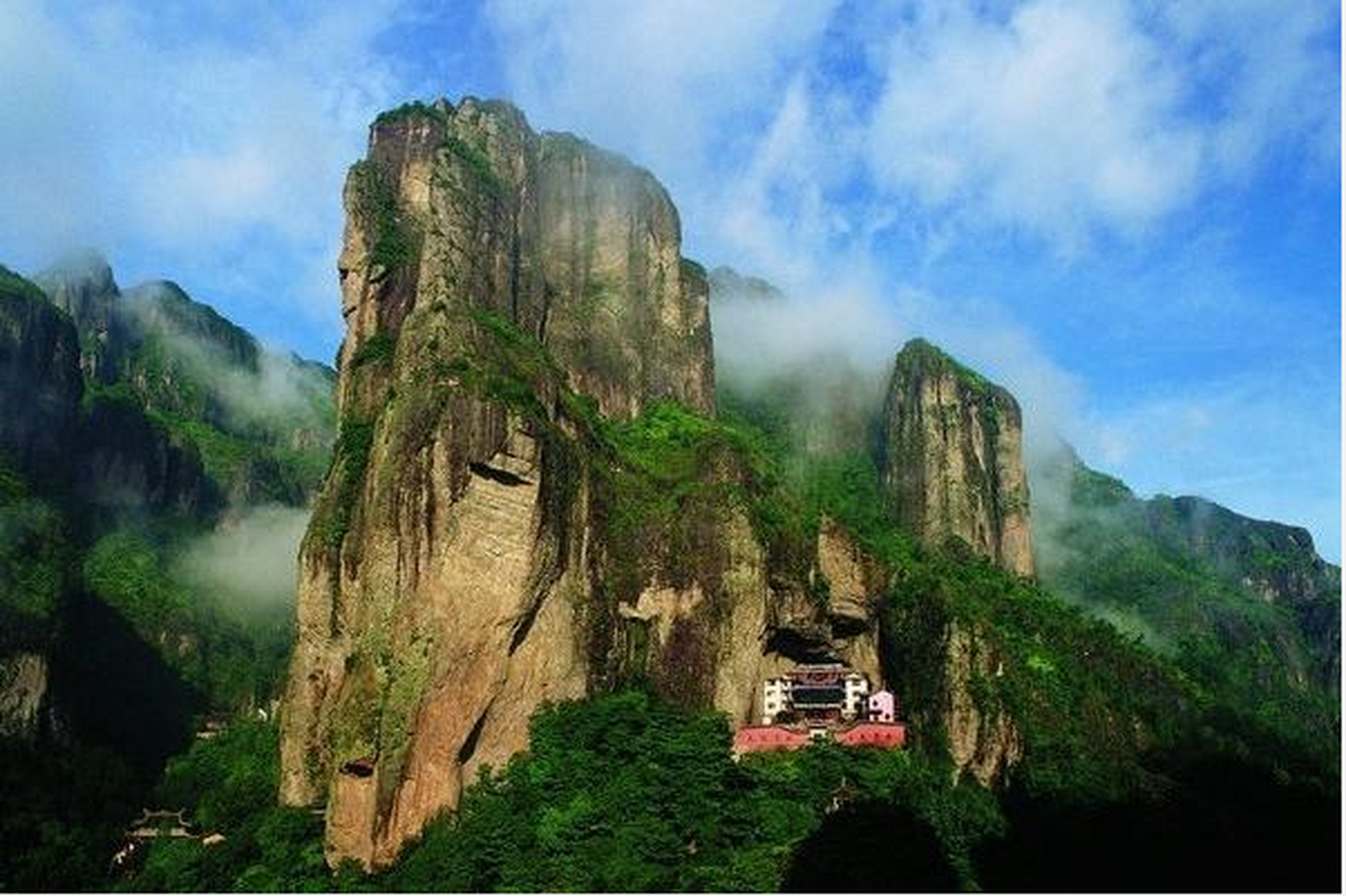 雁荡山位于浙江温州市乐清市,被誉为"东南第一山",以山水风光,名胜