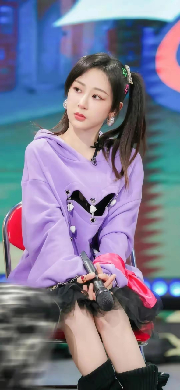 杨紫穿紫色卫衣,变成了一个元气少女,满脸胶原蛋白,真的非常耐看