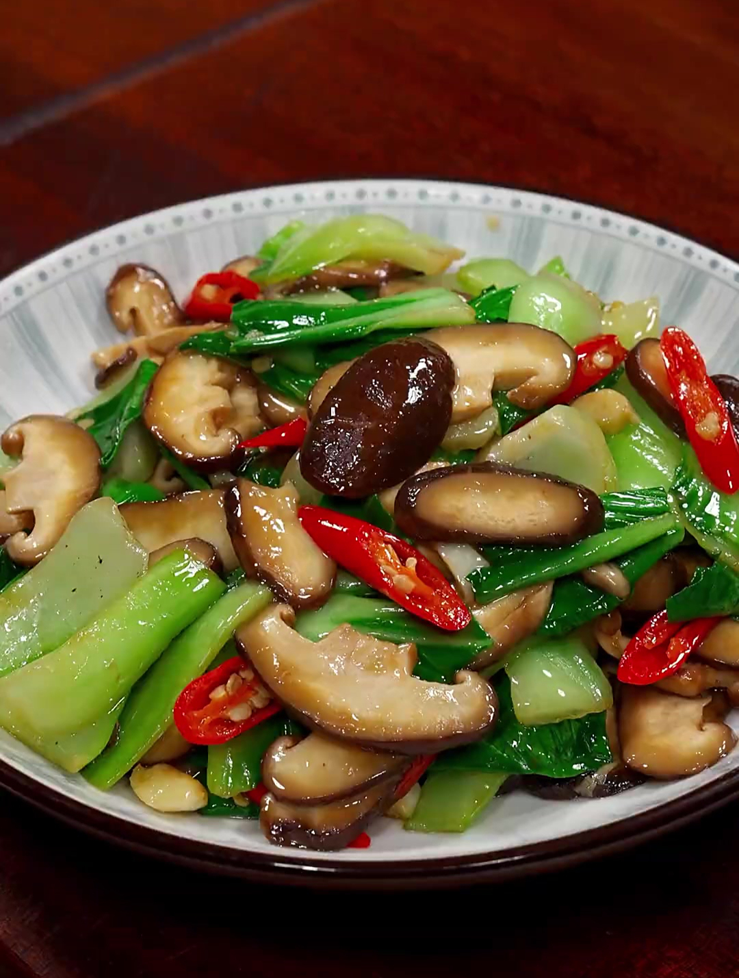 以后大鱼大肉吃多了,就像我这样做一道好吃的小炒素菜,鲜香滑嫩